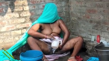 Enjoy watching a village woman take bath sex