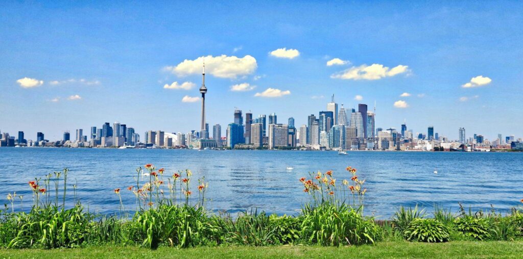 How to Meet Women in Toronto