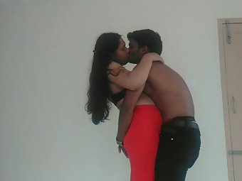 Video of Doodhwali kissing horny Indian Bhabhi