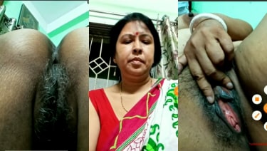 Indian aunty shows her shaved pussy online