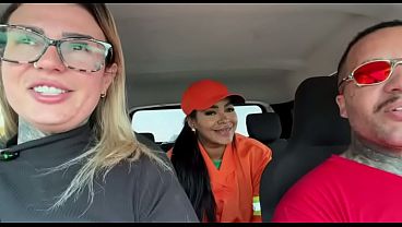 Carioca em São Paulo trabalhando de gari ! Não pensou duas vezes em ser atriz porno ! Pegou uma carona até o studio e já começou a passar a mao na buceta e molho tudo de porra antes mesmo de chegar no